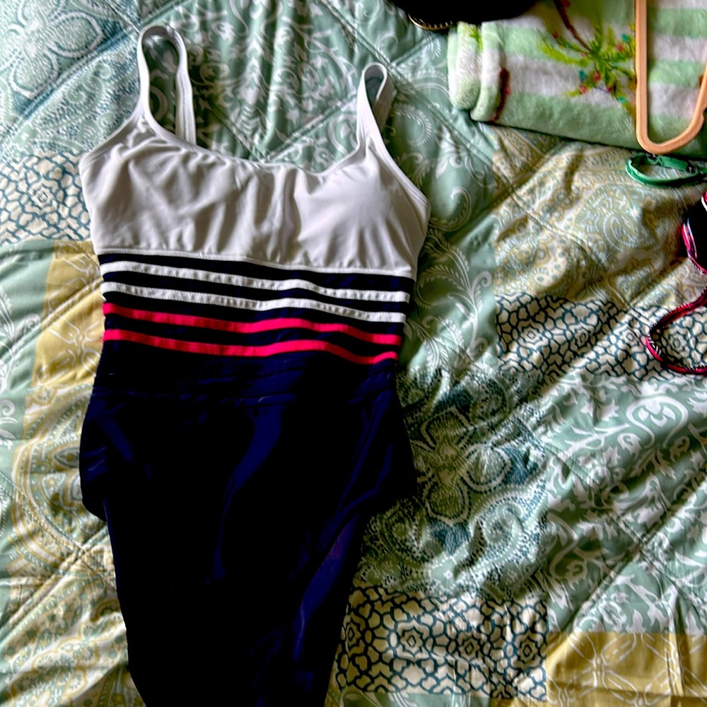 Women’s swim suit
